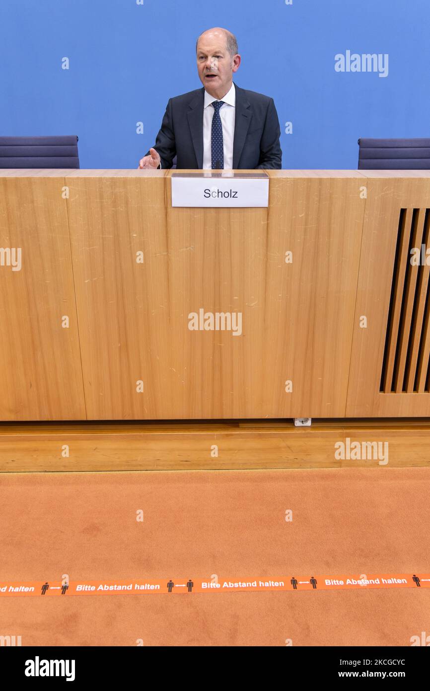 Bundesfinanzminister und SPD-Kanzler Olaf Scholz stellt am 23. Juni 2021 auf der Bundespressekonferenz in Berlin einen Bundeshaushaltsvorschlag für das Jahr 2022 vor. (Foto von Emmanuele Contini/NurPhoto) Stockfoto