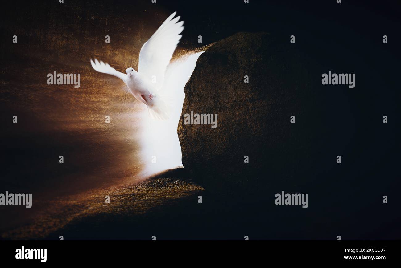 Weiße Taube und Grab symbolisieren die Kreuzigung und Auferstehung Jesu Christi zu Ostern Stockfoto
