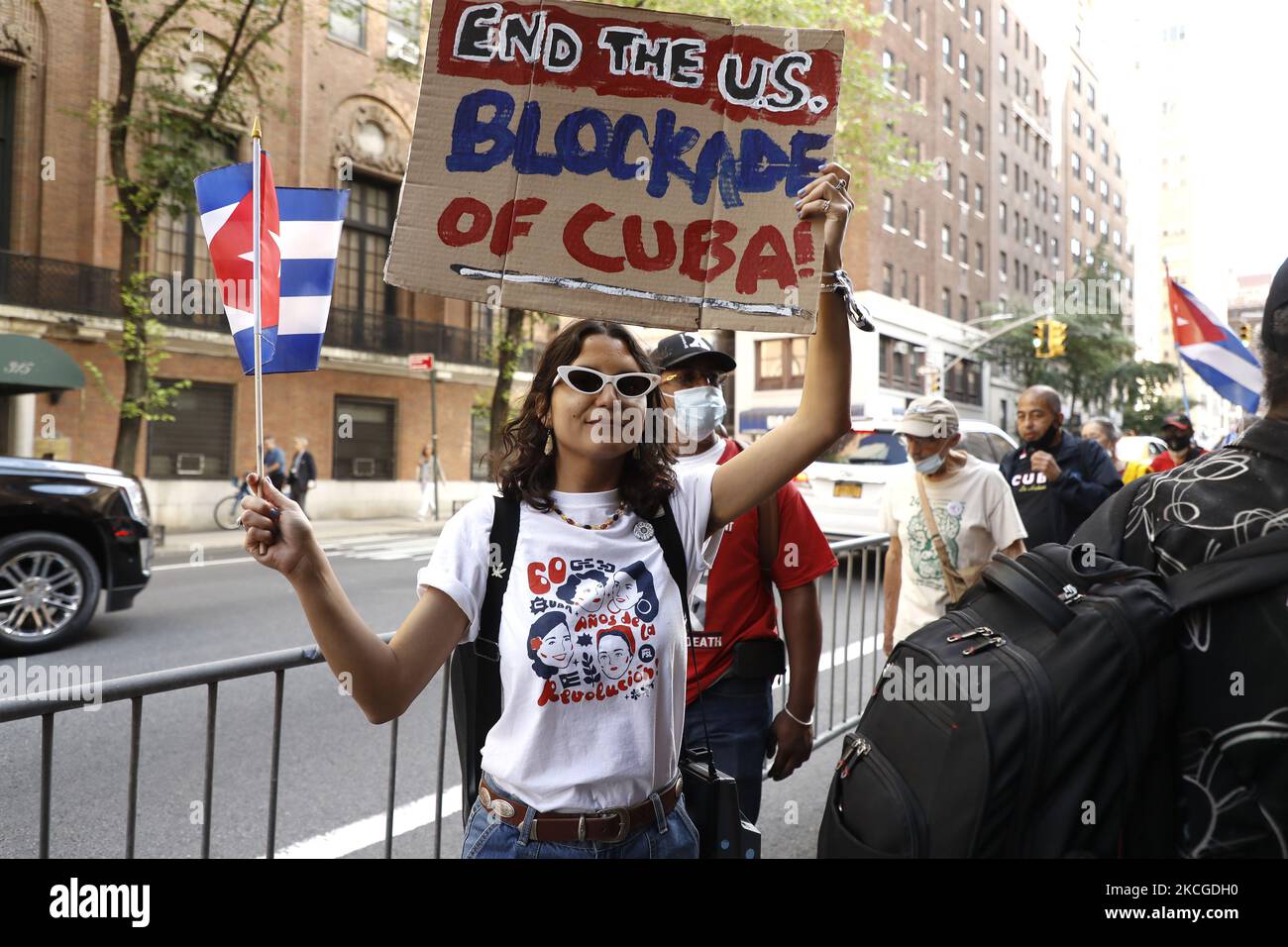 Menschen, die sich für die Beendigung der US-Wirtschaftsblockade gegen Kuba eingesetzt haben, demonstrieren am 23. Juni 2021 vor der kubanischen Mission bei den Vereinten Nationen in Midtown in New York City, USA. Es wird erwartet, dass die UN-Generalversammlung heute gegen das „Finanzembargo“ der USA gegen die sozialistische Insel stimmen wird. Kuba erlebt seit Jahrzehnten politische und wirtschaftliche Sanktionen: Vertieft durch die Trump-Regierung und aufrechterhalten unter Präsident Biden, der sein Wahlversprechen, einzugreifen, noch nicht einhalten muss. (Foto von John Lamparski/NurPhoto) Stockfoto