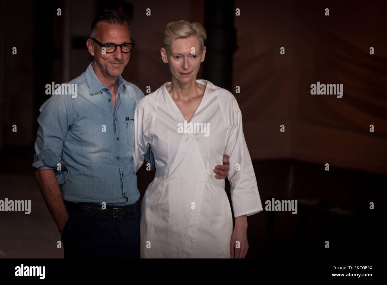 Tilda Swinton,Olivier Saillard nimmt an der Pressekonferenz „Embodying Pasolini“ auf dem Mattatoio (Roms ehemaliges Schlachthaus) am 24. Juni 2021 in Rom, Italien, Teil. Im Rahmen des ROMAISON-Projekts haben Olivier Saillard und Tilda Swinton am 25. Juni 2021 Pasolini verkörpert, der in Rom in den Räumen des Pelanda- und des Mattatoio-Ausstellungspavillons uraufgeführt wird. (Foto von Andrea Ronchini/NurPhoto) Stockfoto