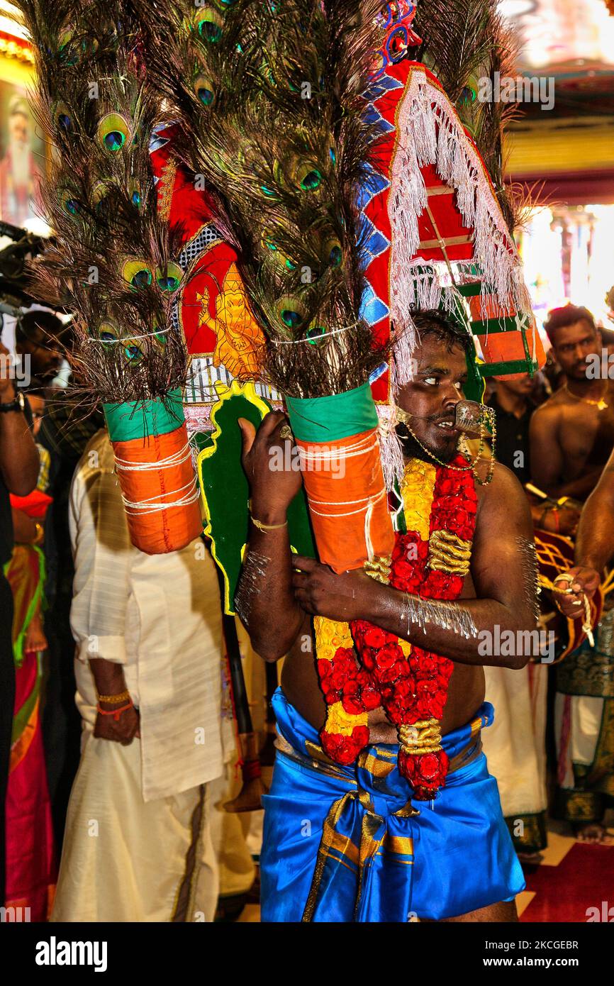 Tamilische Hindu-Anhänger führen das Kavadi Attam-Ritual (ein Ritual, bei dem sie beim Tanzen von Haken gezogen werden, die als Bußakt in ihren Rücken getrieben werden) während des Vinayagar Ther Thiruvizha Festivals in Ontario, Kanada am 23. Juli 2006 durch. Die Gläubigen bereiten sich auf die Feier vor, indem sie sich 11 bis 25 Tage vor dem Fest durch Gebet, Zölibat und Fasten reinigen. Während dieses religiösen Festivals zeigen mehrere Anhänger ihre Hingabe, indem sie Opfer darbringen und ihre Körper mit Metallhaken und Spiessen durchstechen. (Foto von Creative Touch Imaging Ltd./NurPhoto) Stockfoto