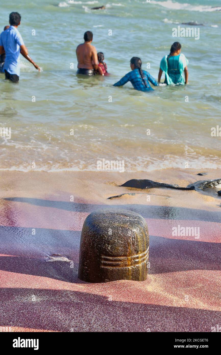 Shiva Lingam am Strand entlang des Ozeans in Kanyakumari, Tamil Nadu