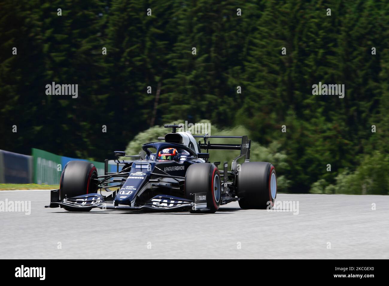 Yuki Tsunoda von der Scuderia Alpha Tauri Honda fährt seinen AT02-Sitzer im freien Training des Grand Prix von Steiermark, 8. Runde der Formel-1-Weltmeisterschaft im Red Bull Ring in Spielberg, Steiermark, Austia, 25. Juni 2021 (Foto: Andrea Diodato/NurPhoto) Stockfoto