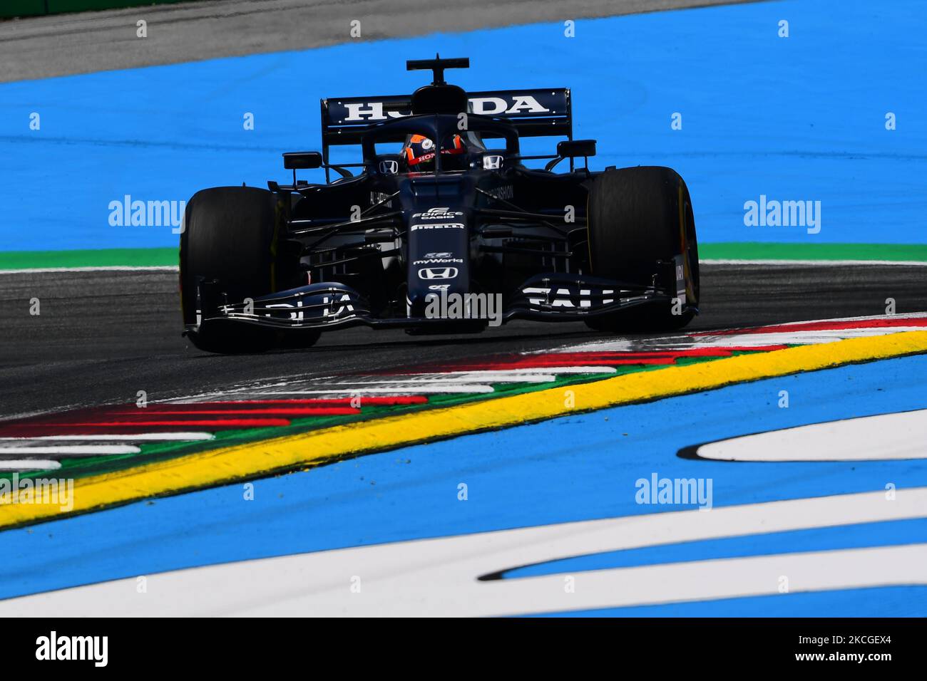 Pierre Gasly von der Scuderia Alpha Tauri Honda fährt seinen AT02-er-Einsitzer beim freien Training des Grand Prix von Steiermark, 8. Runde der Formel-1-Weltmeisterschaft im Red Bull Ring in Spielberg, Steiermark, Austia, 25. Juni 2021 (Foto: Andrea Diodato/NurPhoto) Stockfoto