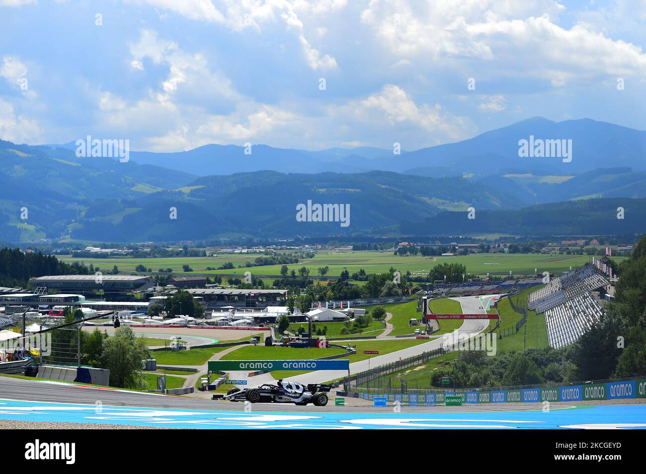 Yuki Tsunoda von der Scuderia Alpha Tauri Honda fährt seinen AT02-Sitzer im freien Training des Grand Prix von Steiermark, 8. Runde der Formel-1-Weltmeisterschaft im Red Bull Ring in Spielberg, Steiermark, Austia, 25. Juni 2021 (Foto: Andrea Diodato/NurPhoto) Stockfoto
