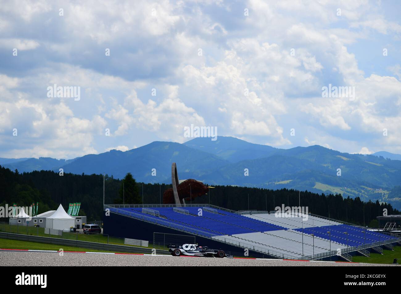 Pierre Gasly von der Scuderia Alpha Tauri Honda fährt seinen AT02-er-Einsitzer beim freien Training des Grand Prix von Steiermark, 8. Runde der Formel-1-Weltmeisterschaft im Red Bull Ring in Spielberg, Steiermark, Austia, 25. Juni 2021 (Foto: Andrea Diodato/NurPhoto) Stockfoto