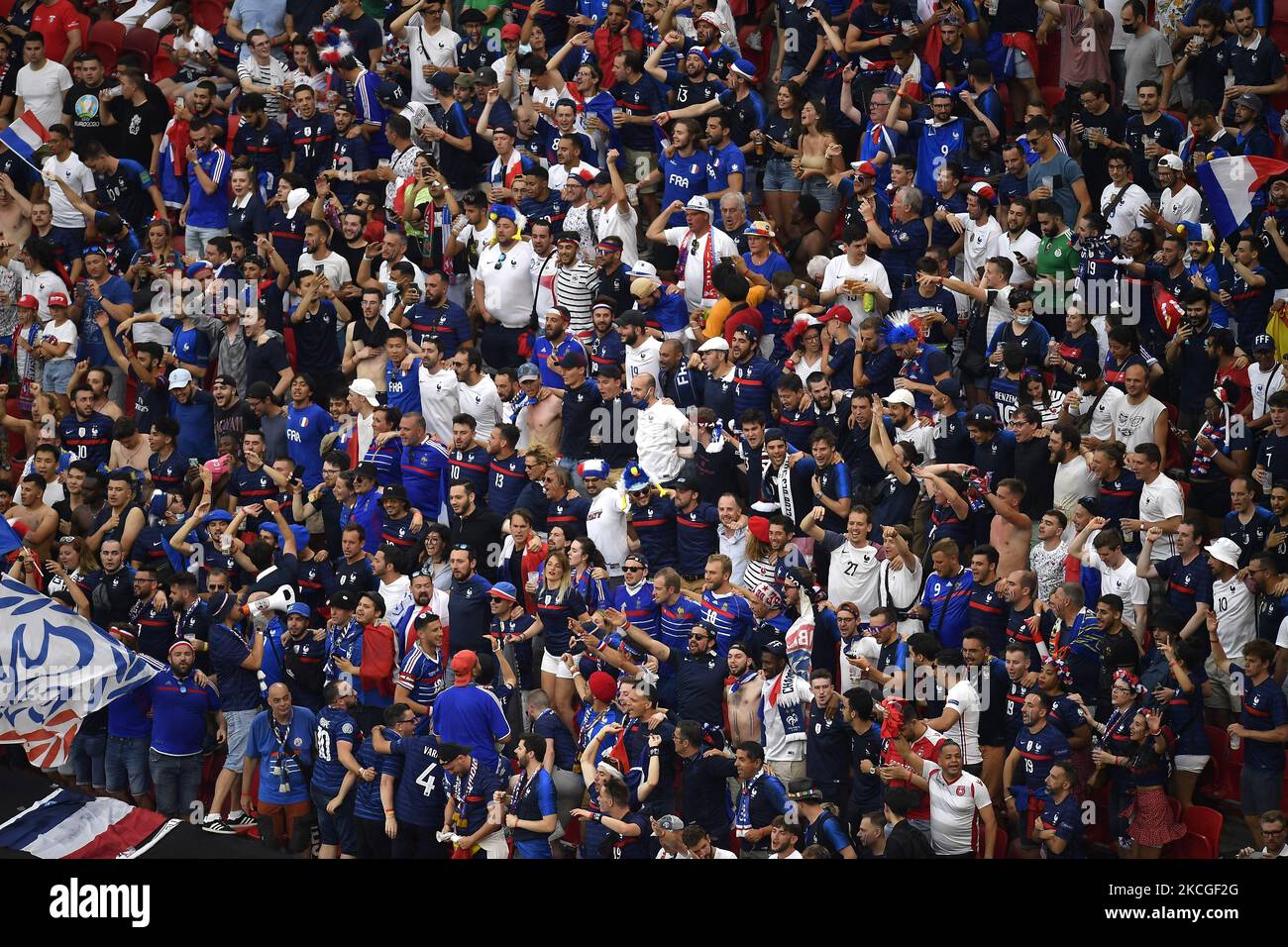 Frankreich-Fans während der UEFA-Europameisterschaft 2020 Fußballspiel zwischen Portugal und Frankreich im Stadion Puskas Ferenc am 23. Juni 2021 in Budapest, Ungarn. (Foto von Alex Nicodim/NurPhoto) Stockfoto