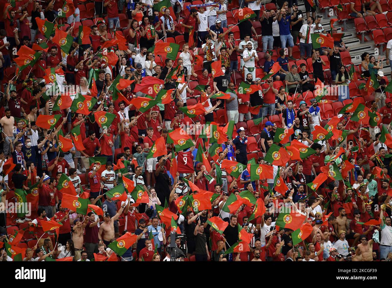 Portugal-Fans während der UEFA-Europameisterschaft 2020 Fußballspiel zwischen Portugal und Frankreich im Stadion Puskas Ferenc am 23. Juni 2021 in Budapest, Ungarn. (Foto von Alex Nicodim/NurPhoto) Stockfoto