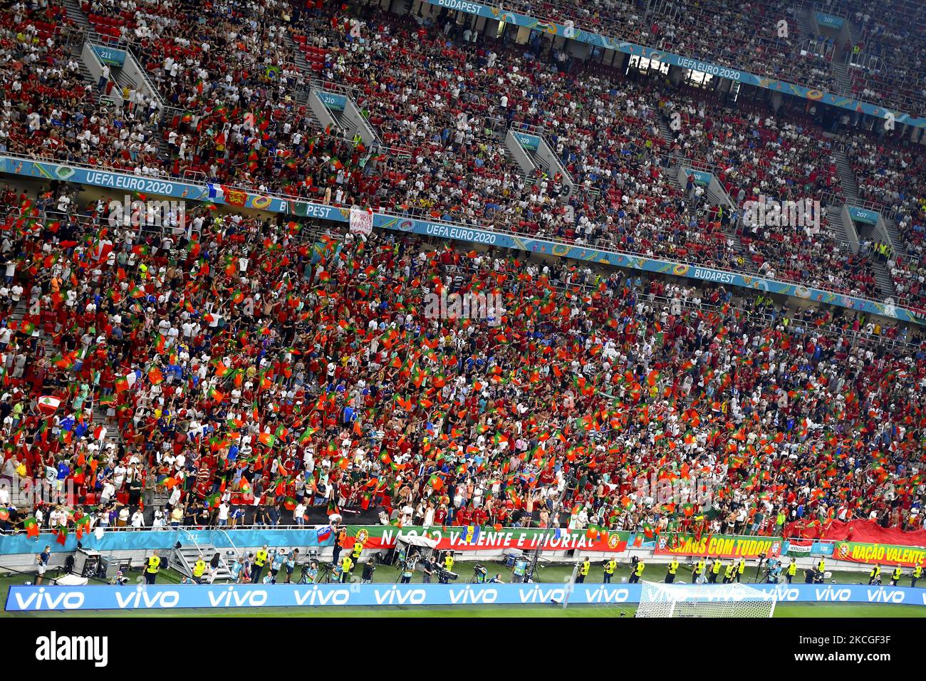 Portugal-Fans während der UEFA-Europameisterschaft 2020 Fußballspiel zwischen Portugal und Frankreich im Stadion Puskas Ferenc am 23. Juni 2021 in Budapest, Ungarn. (Foto von Alex Nicodim/NurPhoto) Stockfoto