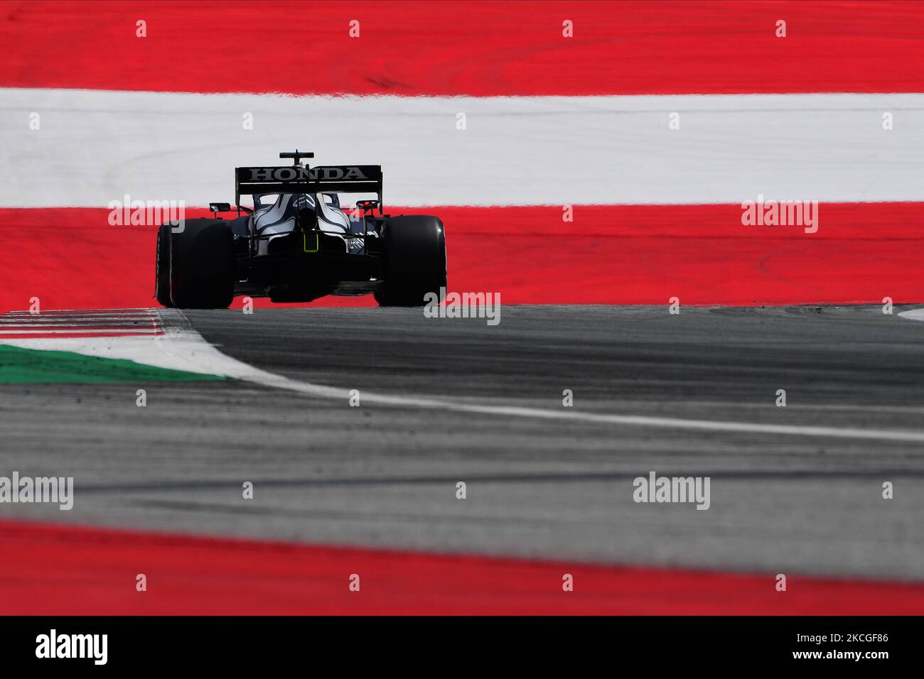 Yuki Tsunoda von der Scuderia Alpha Tauri Honda fährt seinen AT02-Sitzer im freien Training des Grand Prix von Steiermark, 8. Runde der Formel-1-Weltmeisterschaft im Red Bull Ring in Spielberg, Steiermark, Austia, 25. Juni 2021 (Foto: Andrea Diodato/NurPhoto) Stockfoto