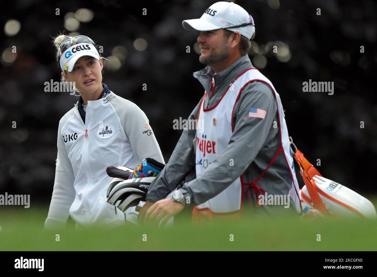 Nelly Korda spricht mit ihrem Caddiewährend der dritten Runde des Meijer LPGA Classic für das Simply Give-Golfturnier im Blythefield Country Club in Belmont, MI, USA, Samstag, 19. Juni 2021. (Foto von Jorge Lemus/NurPhoto) Stockfoto