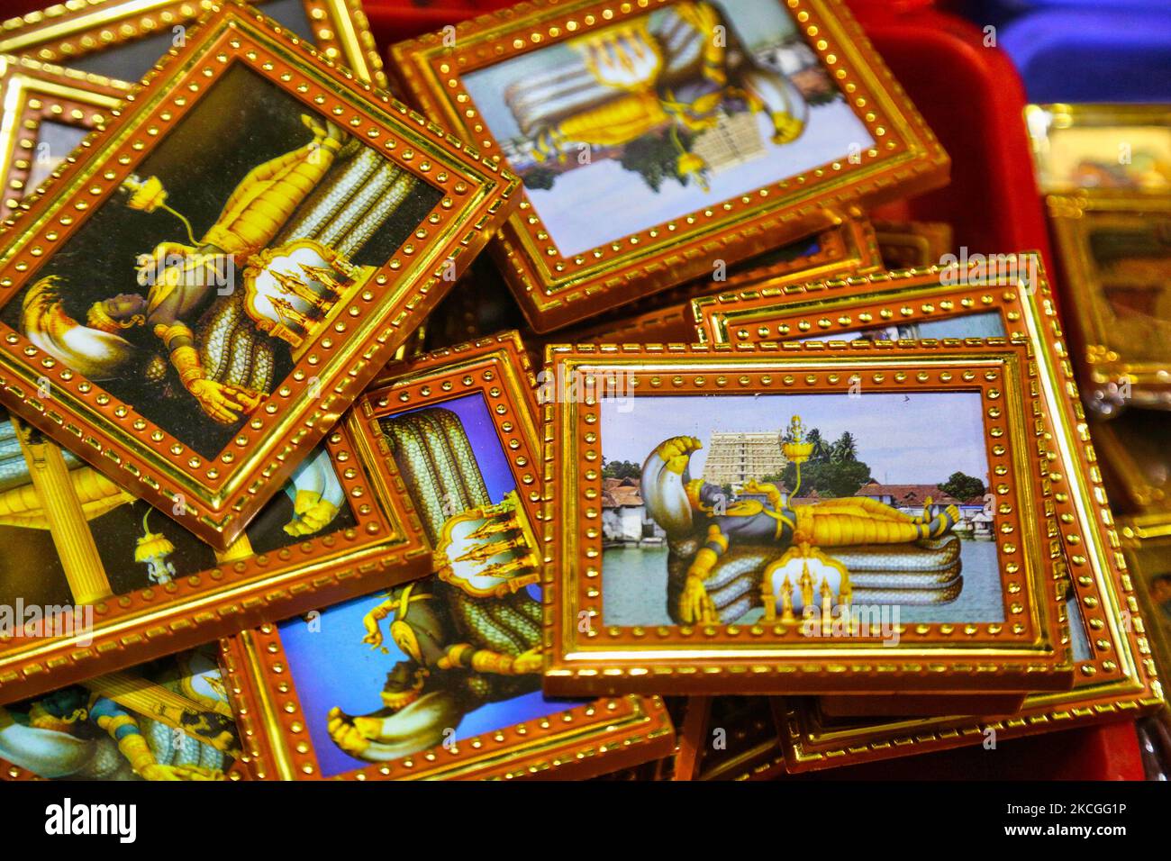 Bilder von Padmanabhaswamy (Herr Vishnu in der 'Anantha Shayana' Haltung, der ewige yogische Schlaf auf der unendlichen Schlange Adi Shesha) in einem kleinen Geschäft durch den historischen Sree Padmanabhaswamy Tempel in Thiruvananthapuram (Trivandrum), Kerala, Indien. (Foto von Creative Touch Imaging Ltd./NurPhoto) Stockfoto