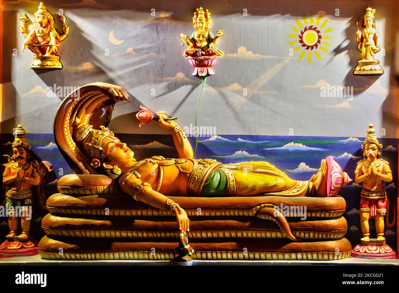 Figur von Padmanabhaswamy (Herr Vishnu in der 'Anantha Shayana' Haltung, der ewige yogische Schlaf auf der unendlichen Schlange Adi Shesha) schmückt einen kleinen Hindu-Tempel in der Nähe des historischen Sree Padmanabhaswamy Tempel in Thiruvananthapuram (Trivandrum), Kerala, Indien. (Foto von Creative Touch Imaging Ltd./NurPhoto) Stockfoto