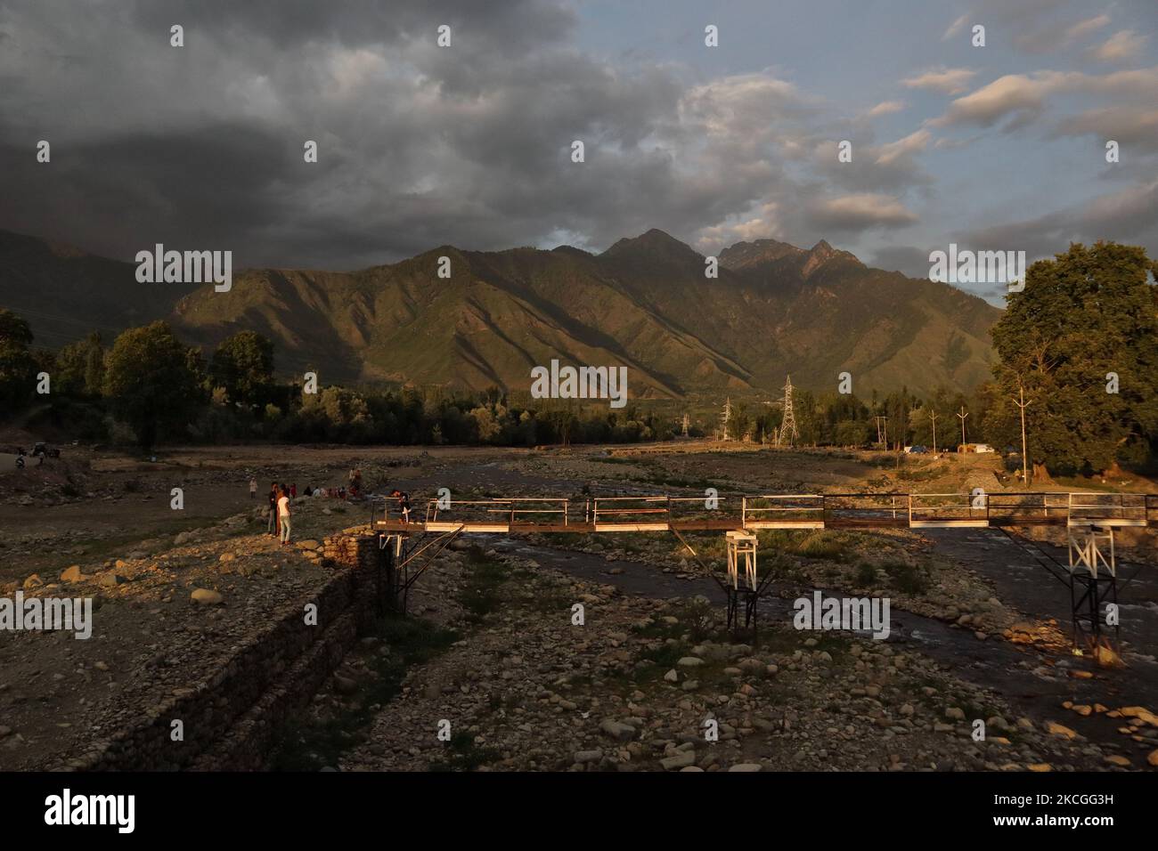 Szenen während des Sonnenuntergangs in Srinagar, dem indischen Kaschmir am 24. Juni 2021. (Foto von Muzamil Mattoo/NurPhoto) Stockfoto