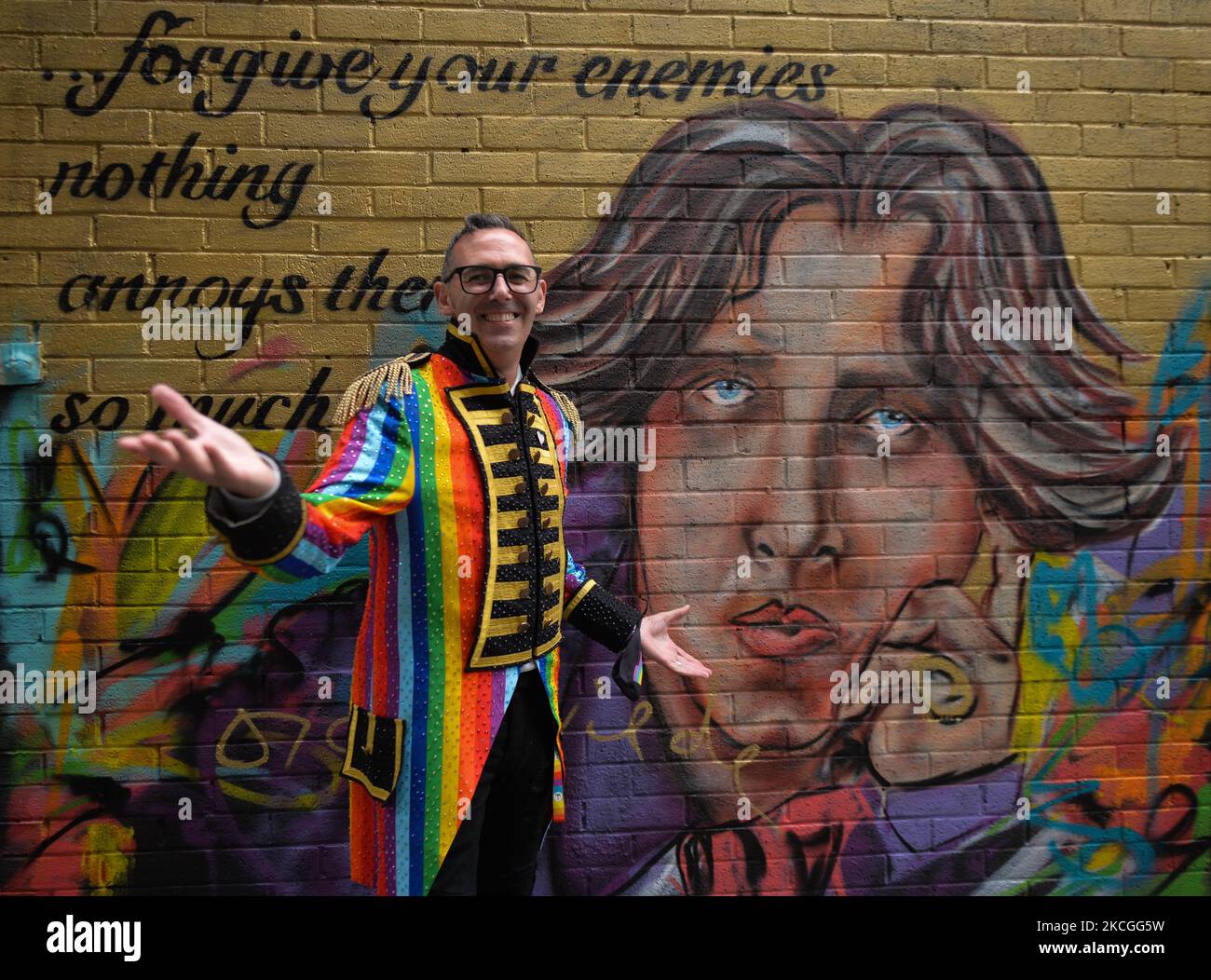 Eddie McGuinness, Dublin Pride Head of Events vor einem neuen Wandgemälde, das den irischen Dichter Oscar Wilde von CHELS (Chelsea Jacobs) in Dublin darstellt. Am Samstag, den 26. Juni 2021, in Dublin, Irland. (Foto von Artur Widak/NurPhoto) Stockfoto