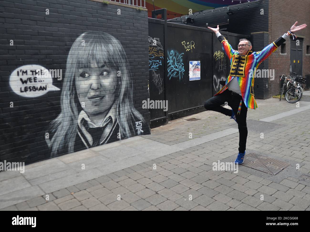 Eddie McGuinness, Dublin Pride Head of Events vor einem neuen Wandgemälde, das die fiktive Figur Clare Devlin aus der TV-Show 'Derry Girls' von ESTR (Emmalene Blake) in Dublin darstellt. Am Samstag, den 26. Juni 2021, in Dublin, Irland. (Foto von Artur Widak/NurPhoto) Stockfoto