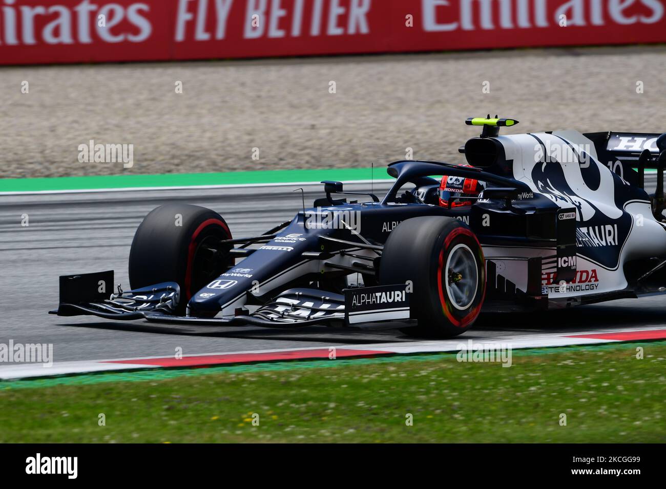 Pierre Gasly von der Scuderia Alpha Tauri Honda fährt seinen AT02-er-Einsitzer beim freien Training des Grand Prix von Steiermark, 8. Runde der Formel-1-Weltmeisterschaft im Red Bull Ring in Spielberg, Steiermark, Österreich, 26. Juni 2021 (Foto: Andrea Diodato/NurPhoto) Stockfoto