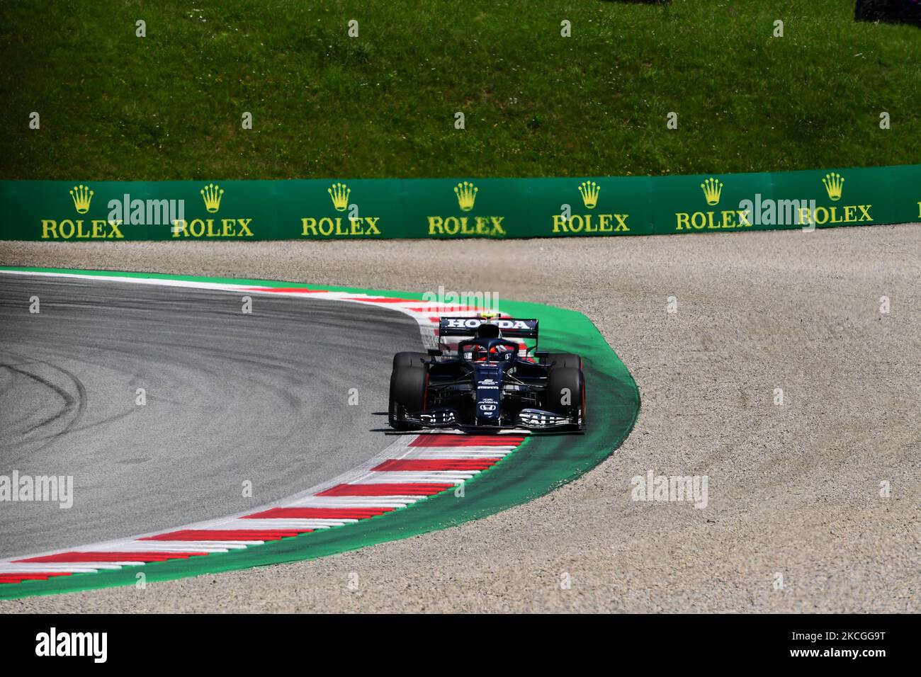 Pierre Gasly von der Scuderia Alpha Tauri Honda fährt seinen AT02-er-Einsitzer beim freien Training des Grand Prix von Steiermark, 8. Runde der Formel-1-Weltmeisterschaft im Red Bull Ring in Spielberg, Steiermark, Österreich, 26. Juni 2021 (Foto: Andrea Diodato/NurPhoto) Stockfoto