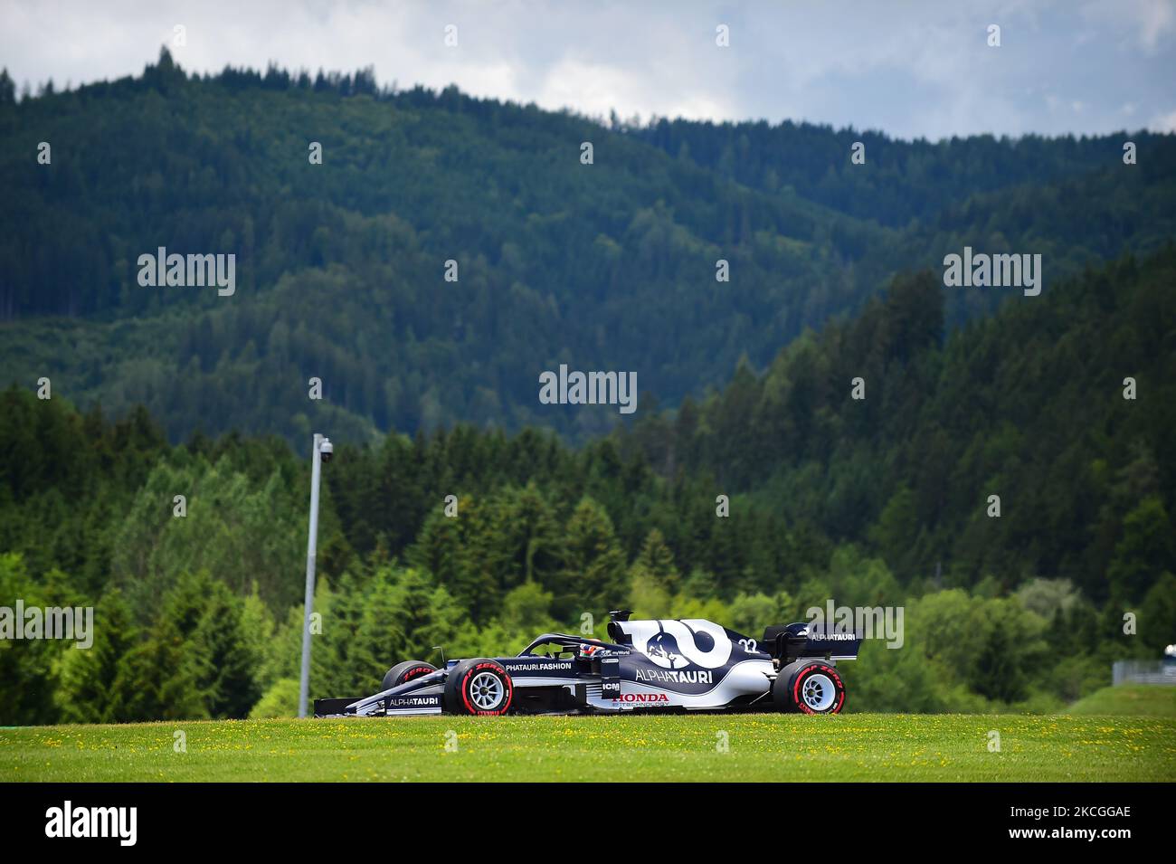 Yuki Tsunoda von der Scuderia Alpha Tauri Honda fährt seinen AT02-er-Einsitzer während des freien Trainings des Grand Prix von Steiermark, 8. Runde der Formel-1-Weltmeisterschaft im Red Bull Ring in Spielberg, Steiermark, Österreich, 26. Juni 2021 (Foto: Andrea Diodato/NurPhoto) Stockfoto