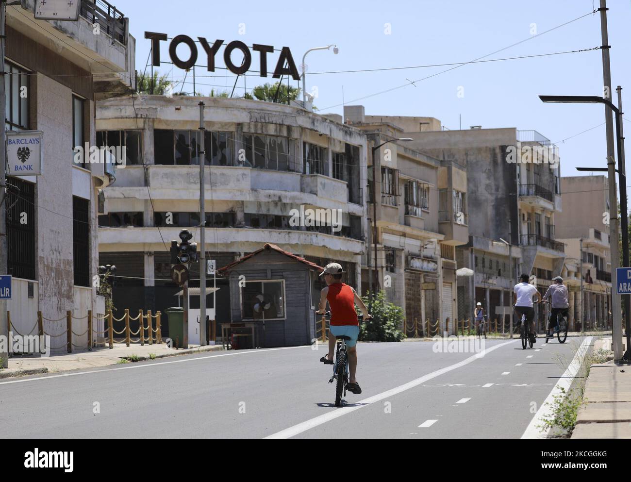 Ein Junge fährt mit dem Fahrrad durch ein seit 1974 vom türkischen Militär eingezäuntes Gebiet im verlassenen Küstengebiet von Varosha, einem Vorort der Stadt Famagusta im türkisch kontrollierten Norden Zyperns. Samstag, 26. Juni 2021. (Foto von Danil Shamkin/NurPhoto) Stockfoto