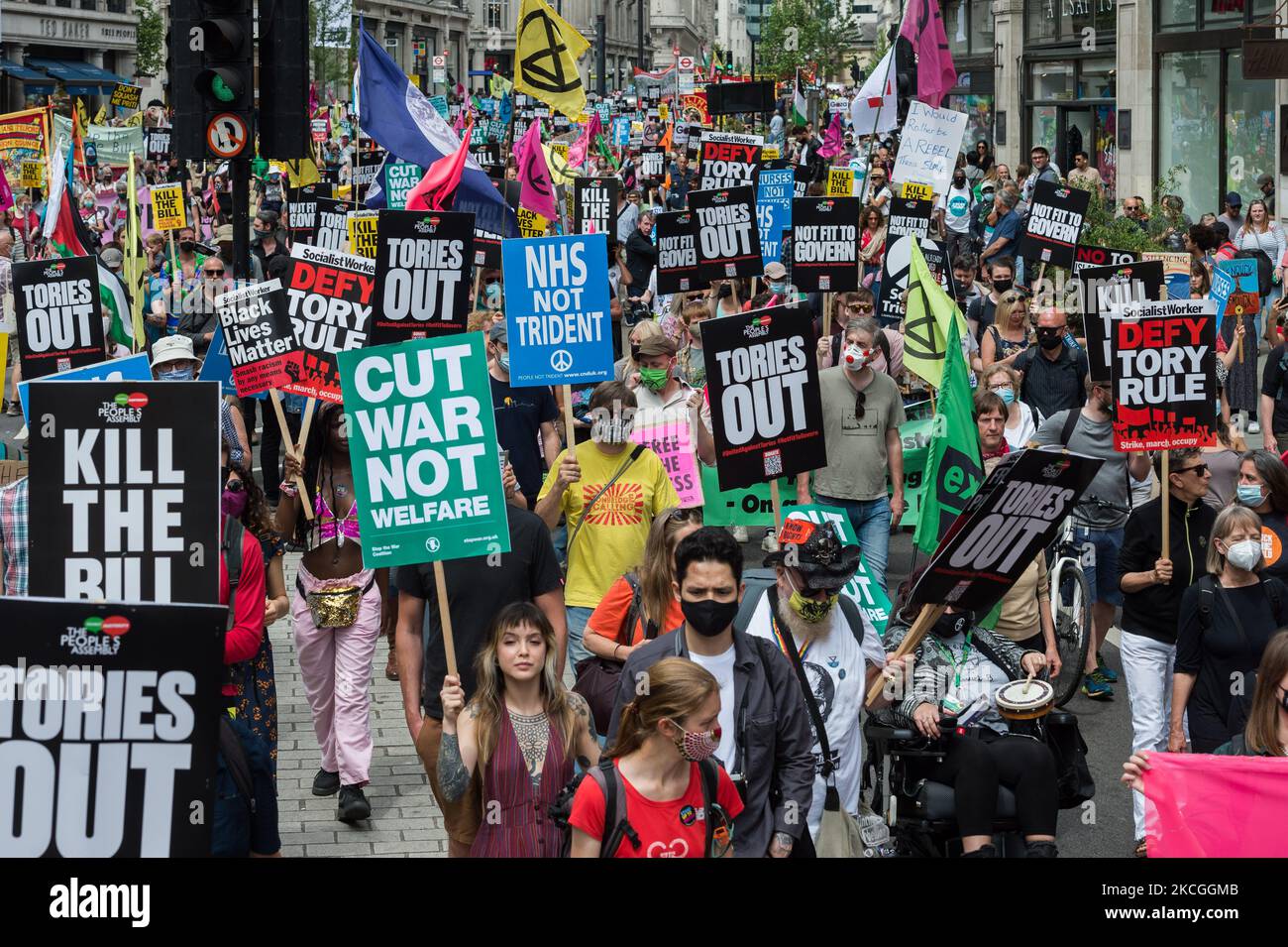 LONDON, GROSSBRITANNIEN - 26. JUNI 2021: Demonstranten marschieren während der Volksversammlung gegen Sparmaßnahmen am 26. Juni 2021 in London, England, durch das Zentrum Londons. Demonstranten verschiedener Organisationen protestieren gegen den Umgang der Regierung mit der Coronavirus-Pandemie und fordern die Renationalisierung von Schlüsselindustrien, die Bekämpfung des institutionellen Rassismus und Maßnahmen zur Bekämpfung der Klimanotlage. (Foto von Wiktor Szymanowicz/NurPhoto) Stockfoto