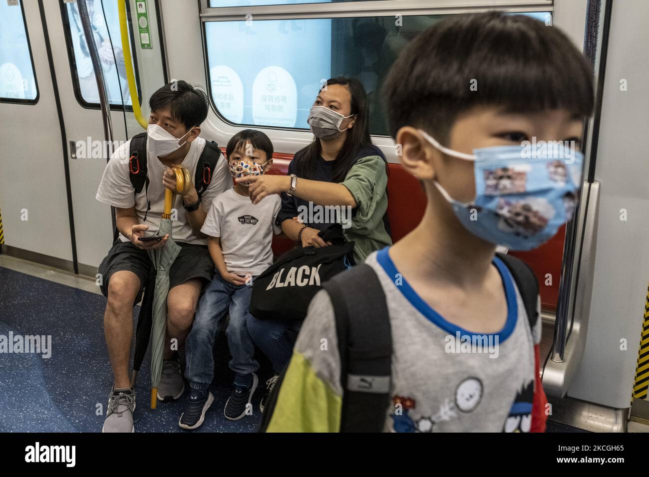 Passagiere auf der Tuen Ma Line in Hongkong, Sonntag, 26. Juni 2021. Heute hat die MTR-Ernte die Tune Ma-Linie vorgestellt, indem die bestehende West Rail- und die Ma-on-Shan-Linie bei Hung Hom über zwei neue Stationen nach Kwa Wan und Sung Wong Toi zusammengeführt werden. Die Tuen Ma-Linie verbindet die Ost- und West-New Territories. Mit einer Länge von 56 Kilometern und 27 Stationen ist sie heute die längste Strecke Hongkongs. (Foto von Vernon Yuen/NurPhoto) Stockfoto