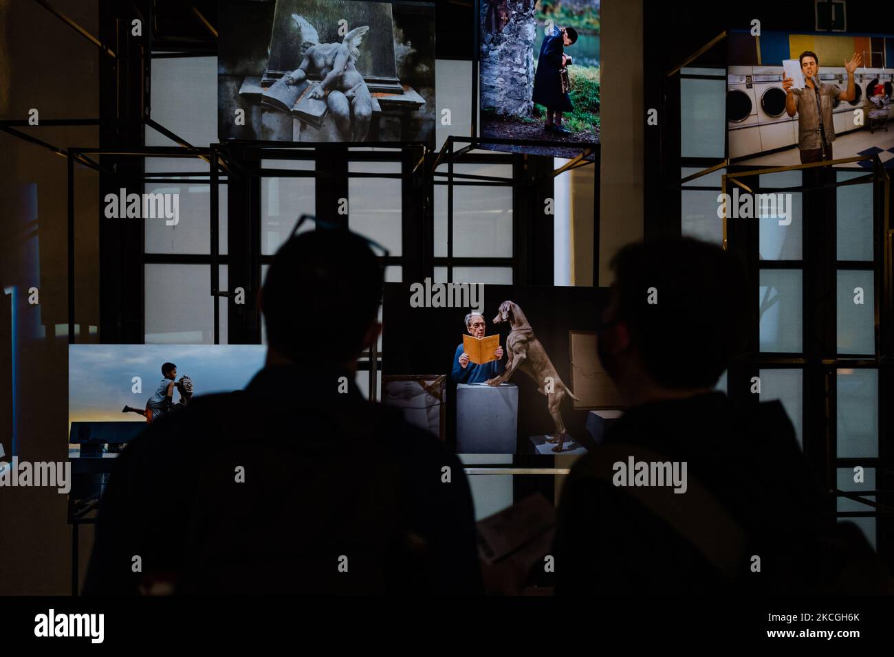 Besucher der Ausstellung „Leggere“ des Fotografen Steve McCurry im Margherita Theater in Bari am 26. Juni 2021. Im Foyer des Margherita Theaters ist die Steve McCurry-Ausstellung „Leggere“ für die Öffentlichkeit zugänglich, eine Ausstellung des berühmten Fotografen, die im Programm von Lungomare di Libri, einer Veranstaltung, die der Welt der Bücher gewidmet ist, enthalten ist. Die Ausstellung, kuratiert von Biba Giacchetti, sammelt 70 Aufnahmen zum Thema Lesen von einem der berühmtesten Fotografen der Welt, die bis Sonntag 27 kostenlos besucht werden können. Vom 28.. Juni bis zum 25.. August ist der Zugriff mit möglich Stockfoto