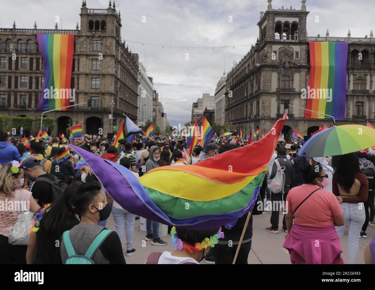 Mitglieder der LGBTTTIQA-Gemeinschaft treffen während des Gesundheitsnotfalls COVID-19 und der gelben epidemiologischen Ampel in der Hauptstadt zum LGBT+ Pride March in Mexiko-Stadt am Zócalo ein. (Foto von Gerardo Vieyra/NurPhoto) Stockfoto