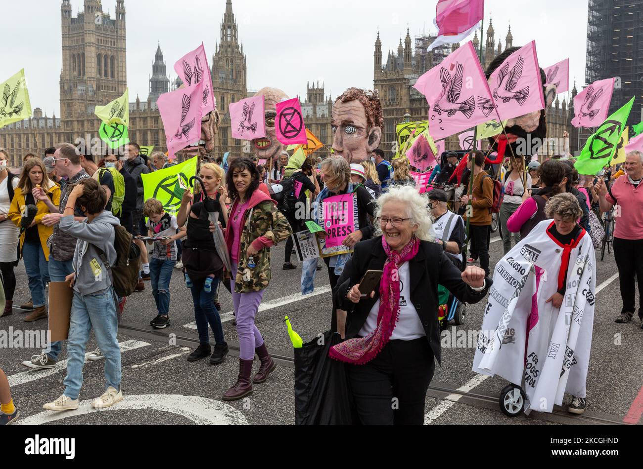 Aktivisten der Extinction Rebellion marschieren während eines Protestes der Freien Presse am 27. Juni 2021 in London, England, über die Westminster Bridge. Die Aktionsgruppe zum Klimawandel mobilisieren sich gegen die wahrgenommene Kontrolle der britischen Medien durch nur vier mächtige Milliardäre. (Foto von Dominika Zarzycka/NurPhoto) Stockfoto