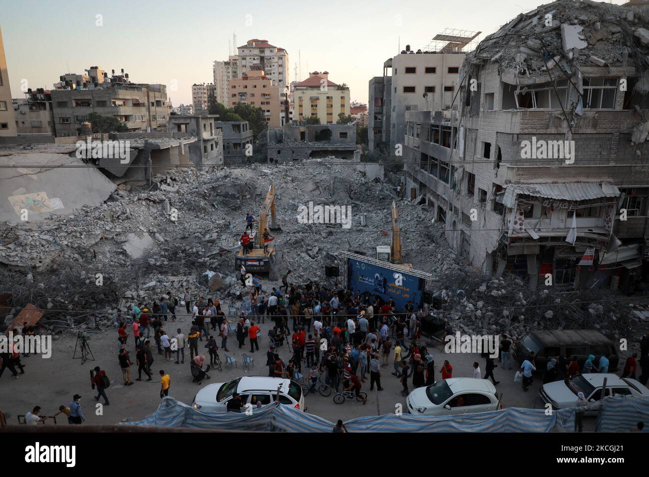 Palästinensische Musiker treten am 27. Juni 2021 auf den Trümmern des al-shorouq-Turms in Gaza-Stadt auf (Foto: Majdi Fathi/NurPhoto) Stockfoto