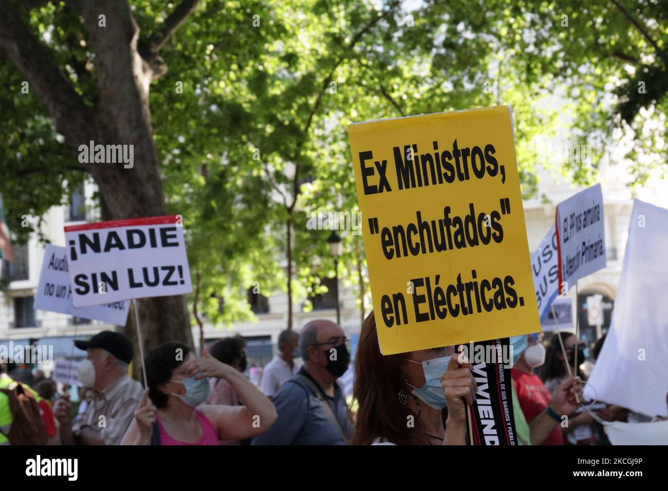 Demonstration "Jornada de lucha" zur Verteidigung von Madrid, seinen Städten und Stadtteilen, öffentlichen Dienstleistungen, Pensionen und menschenwürdiger Arbeit am 26. Juni 2021 in Madrid, Spanien. (Foto von Alvaro Laguna/NurPhoto) Stockfoto