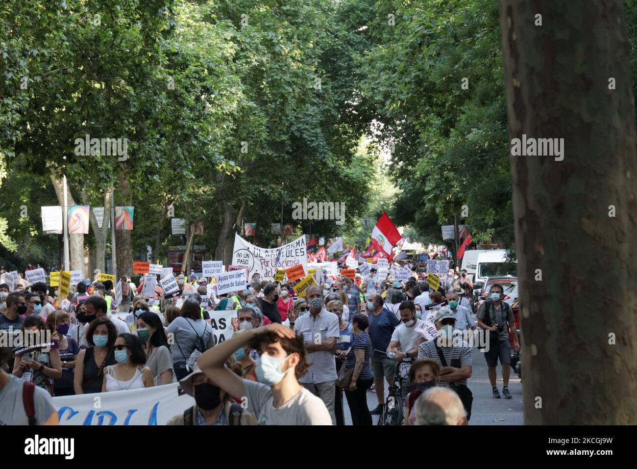 Demonstration "Jornada de lucha" zur Verteidigung von Madrid, seinen Städten und Stadtteilen, öffentlichen Dienstleistungen, Pensionen und menschenwürdiger Arbeit am 26. Juni 2021 in Madrid, Spanien. (Foto von Alvaro Laguna/NurPhoto) Stockfoto