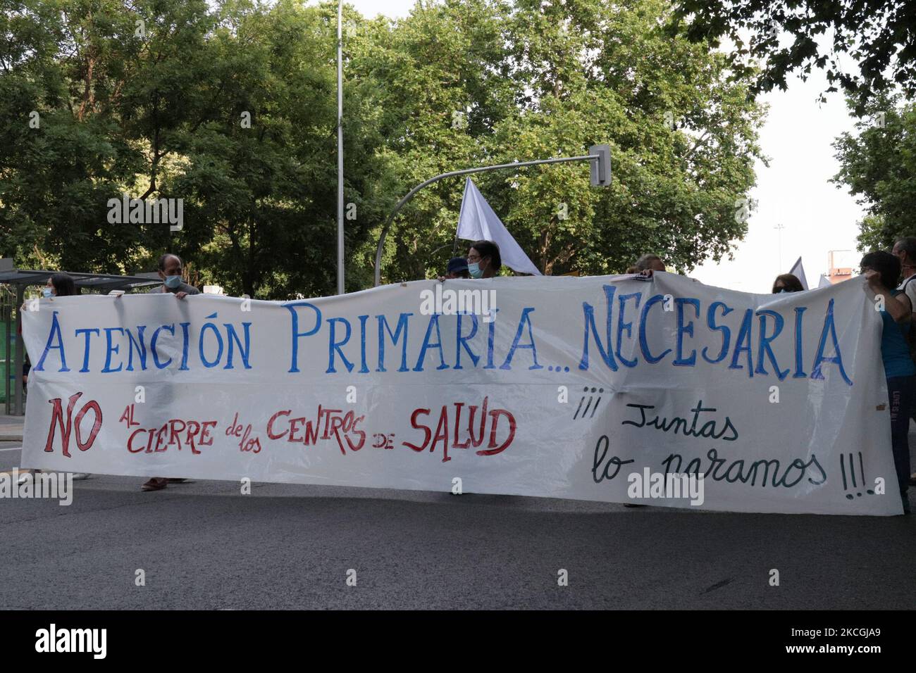 Demonstration "Jornada de lucha" zur Verteidigung von Madrid, seinen Städten und Stadtteilen, öffentlichen Dienstleistungen, Pensionen und menschenwürdiger Arbeit am 26. Juni 2021 in Madrid, Spanien. (Foto von Alvaro Laguna/NurPhoto) Stockfoto