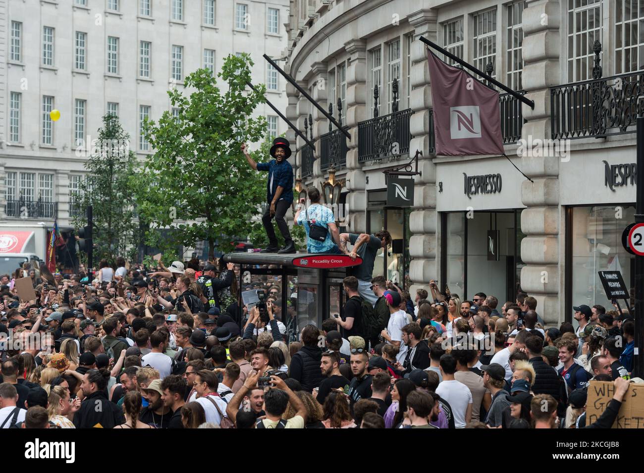 LONDON, GROSSBRITANNIEN – 27. JUNI 2021: Tausende von Menschen nehmen an einem von Save Our Scene organisierten protestmarsch durch das Zentrum Londons Teil, der fordert, dass die britische Regierung am 27. Juni 2021 in London, England, die Beschränkungen des Coronavirus-Virus für den Musik- und Gastgewerbe ohne weitere Verzögerung aufhebt. Die britische Nachtwirtschaft ist von den Beschränkungen von Covid-19 schwer betroffen, wobei die meisten Veranstaltungsorte seit Beginn der Pandemie geschlossen waren. (Foto von Wiktor Szymanowicz/NurPhoto) Stockfoto