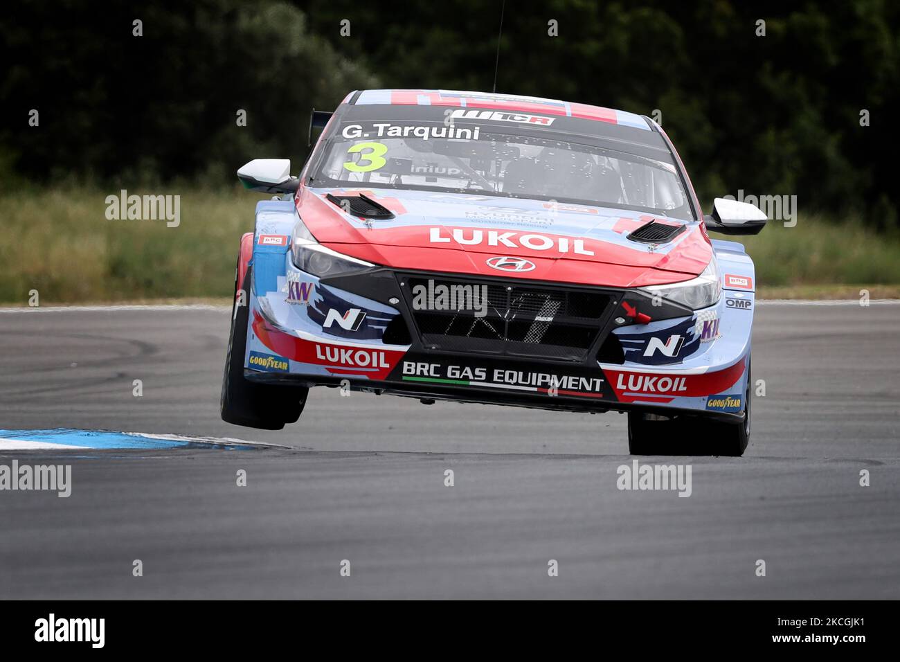 Die italienische Fahrerin Gabriele Tarquini vom Team BRC Hyundai N LUKOIL SC tritt am 27. Juni 2021 beim Rennen 2 des FIA 2021 World Touring Car Cup Race of Portugal auf dem Circuito Estoril in Cascais, Portugal, an. (Foto von Pedro FiÃºza/NurPhoto) Stockfoto