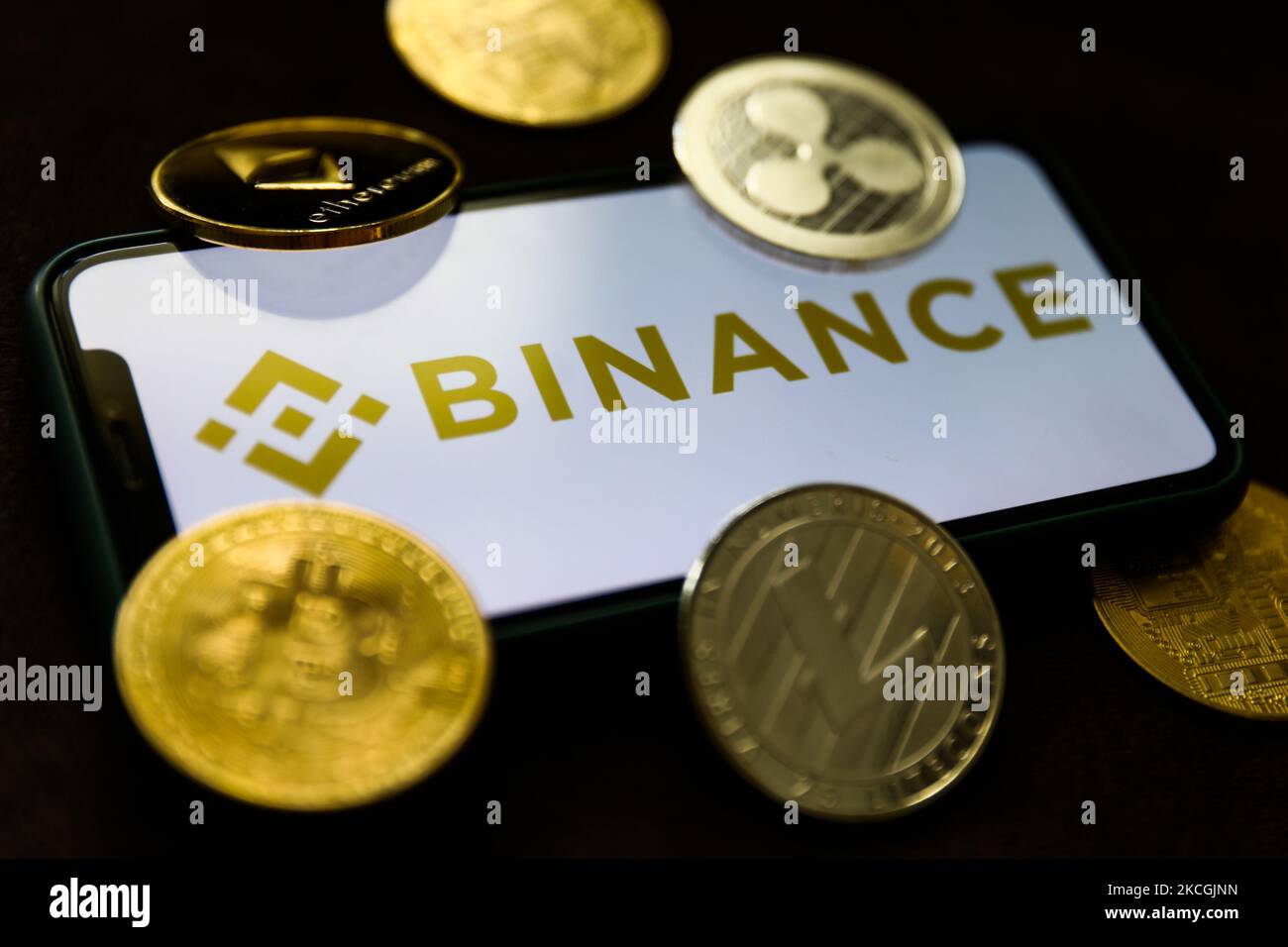 Das Binance-Logo auf einem Telefonbildschirm und die Darstellung von Kryptowährungen sind auf diesem Bild zu sehen, das am 28. Juni 2021 in Krakau, Polen, aufgenommen wurde (Foto: Jakub Porzycki/NurPhoto) Stockfoto