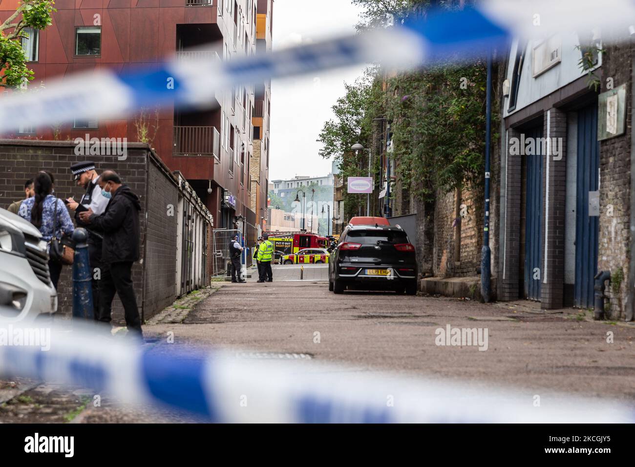 Polizisten sichern den Stationsbereich von Elephant and Castle, als ein Großbrand am 28. Juni 2021 mehrere Bögen in South London, England, zerstörte.zwei Menschen wurden verletzt und mehrere Gebäude nach einem Brand in South London evakuiert. Über 100 Feuerwehrleute wurden am Tatort eingesetzt. (Foto von Dominika Zarzycka/NurPhoto) Stockfoto