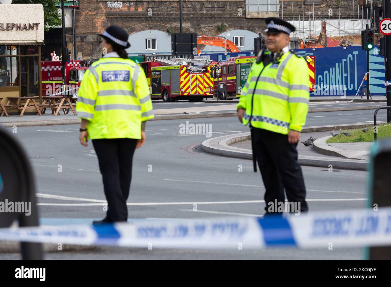 Polizisten sichern den Stationsbereich von Elephant and Castle, als ein Großbrand am 28. Juni 2021 mehrere Bögen in South London, England, zerstörte.zwei Menschen wurden verletzt und mehrere Gebäude nach einem Brand in South London evakuiert. Über 100 Feuerwehrleute wurden am Tatort eingesetzt. (Foto von Dominika Zarzycka/NurPhoto) Stockfoto