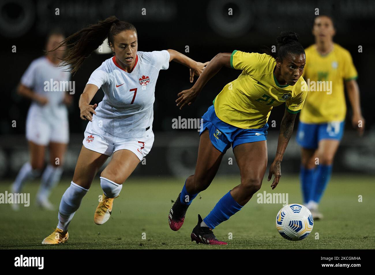 Julia Grosso aus Kanada und Geyse Ferreira aus Brasilien kämpfen während des Freundschaftsspiels von Women's International zwischen Brasilien und Kanada im Estadio Cartagonova am 14. Juni 2021 in Cartagena, Spanien, um den Ball (Foto: Jose Breton/Pics Action/NurPhoto) Stockfoto