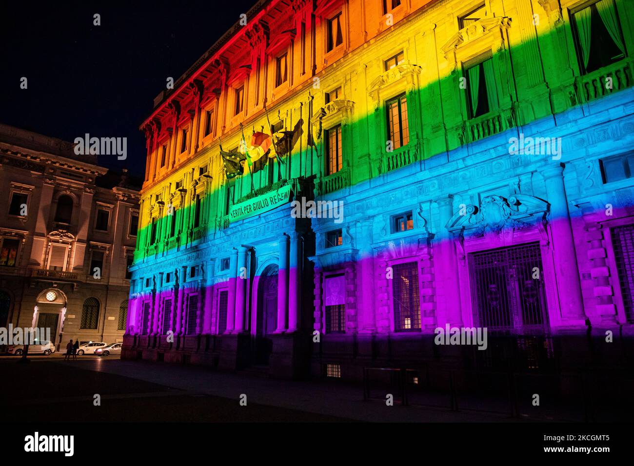 Der Palazzo Marino leuchtet mit Regenbogenfarben anlässlich der Milan Pride 2021 am 25. Juni 2021 in Mailand, Italien. (Foto von Alessandro Bremec/NurPhoto) Stockfoto