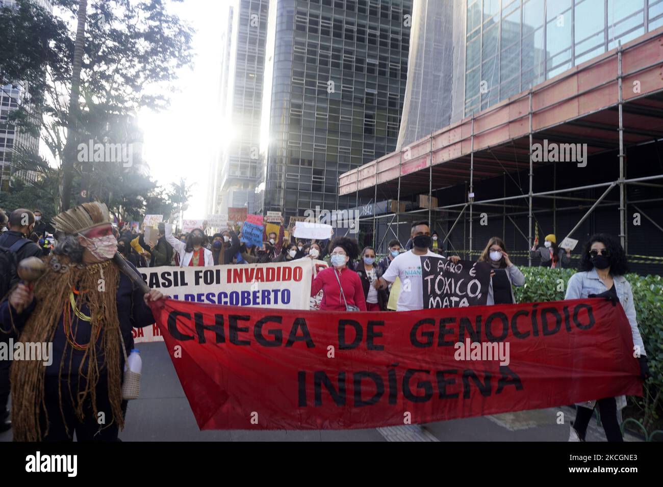 Indigene Völker unterschiedlicher Ethnien protestieren am 30. Juni 2021 in der Paulista Avenue in Sao Paulo, Brasilien, gegen ein umstrittenes Gesetz zur Landreform. Der Oberste Gerichtshof überprüft einen umstrittenen Gesetzentwurf, der die Vorschriften zur Errichtung geschützter indigener Gebiete ändern würde. Indigene Menschenrechtsgruppen warnen, dass das Gesetz den Weg für Dinge wie Bergbau, Wasserkraftwerke und Straßenbau auf zuvor geschützten Reservaten ebnen würde. (Foto von Cris FAGA/NurPhoto) Stockfoto