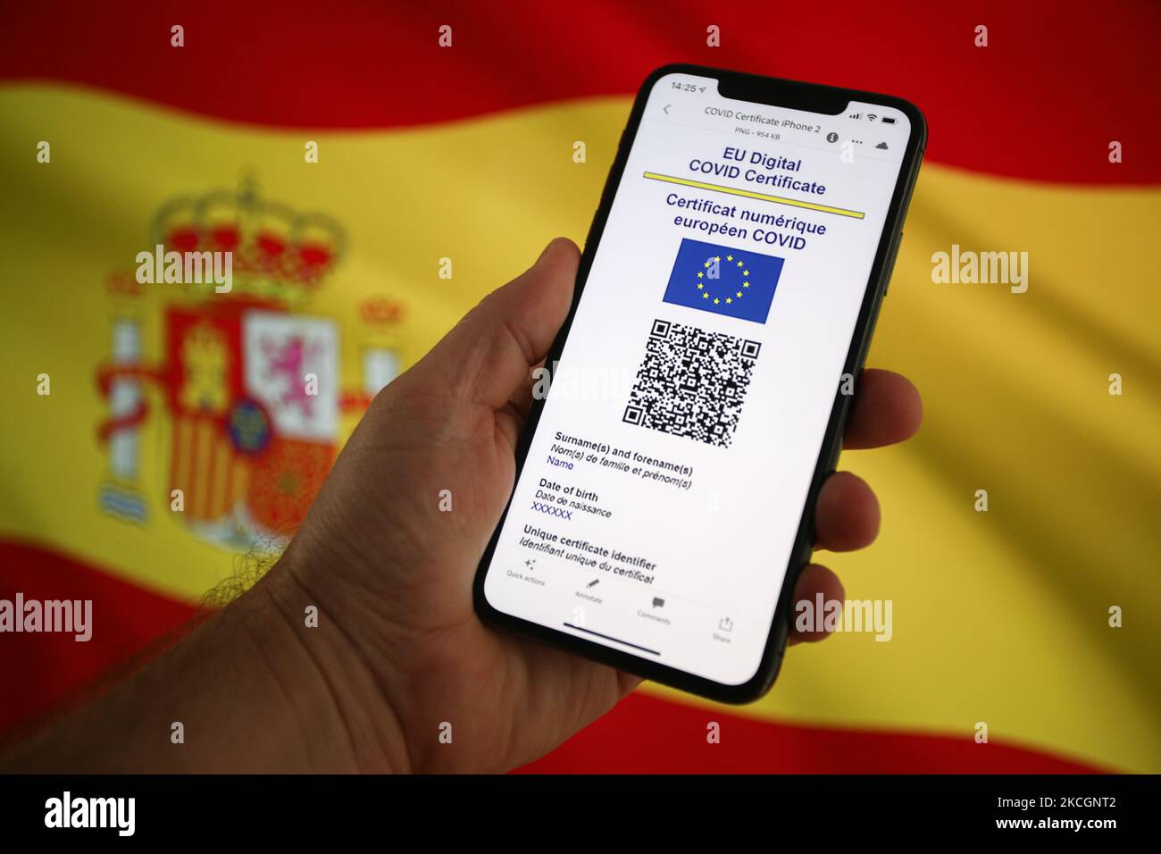 In dieser Abbildung am 1. Juli 2021 in Warschau, Polen, ist auf einem mobilen Gerät ein EU-COVID-Zertifikat mit einer spanischen Flagge im Hintergrund zu sehen. Das EU-COVID-Zertifikat, ein Dokument in digitaler oder analoger Form, das es vollständig geimpften Personen ermöglicht, in alle 27 EU-Mitgliedstaaten zu reisen, wird seit Juli 1 zur Verfügung gestellt. (Foto von STR/NurPhoto) Stockfoto