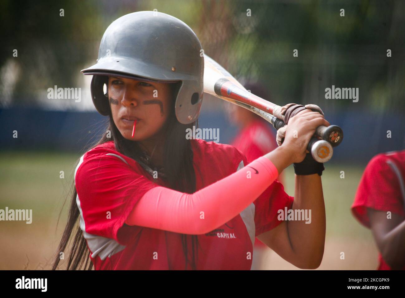 Ein junges Mädchen bereitet sich darauf vor, während Amateur-Baseballspielen inmitten der Coronavirus-Pandemie am 1. Juli 2021 im Viertel 23 de enero in Caracas, Venezuela, zu schlagen. (Foto von Javier Campos/NurPhoto) Stockfoto