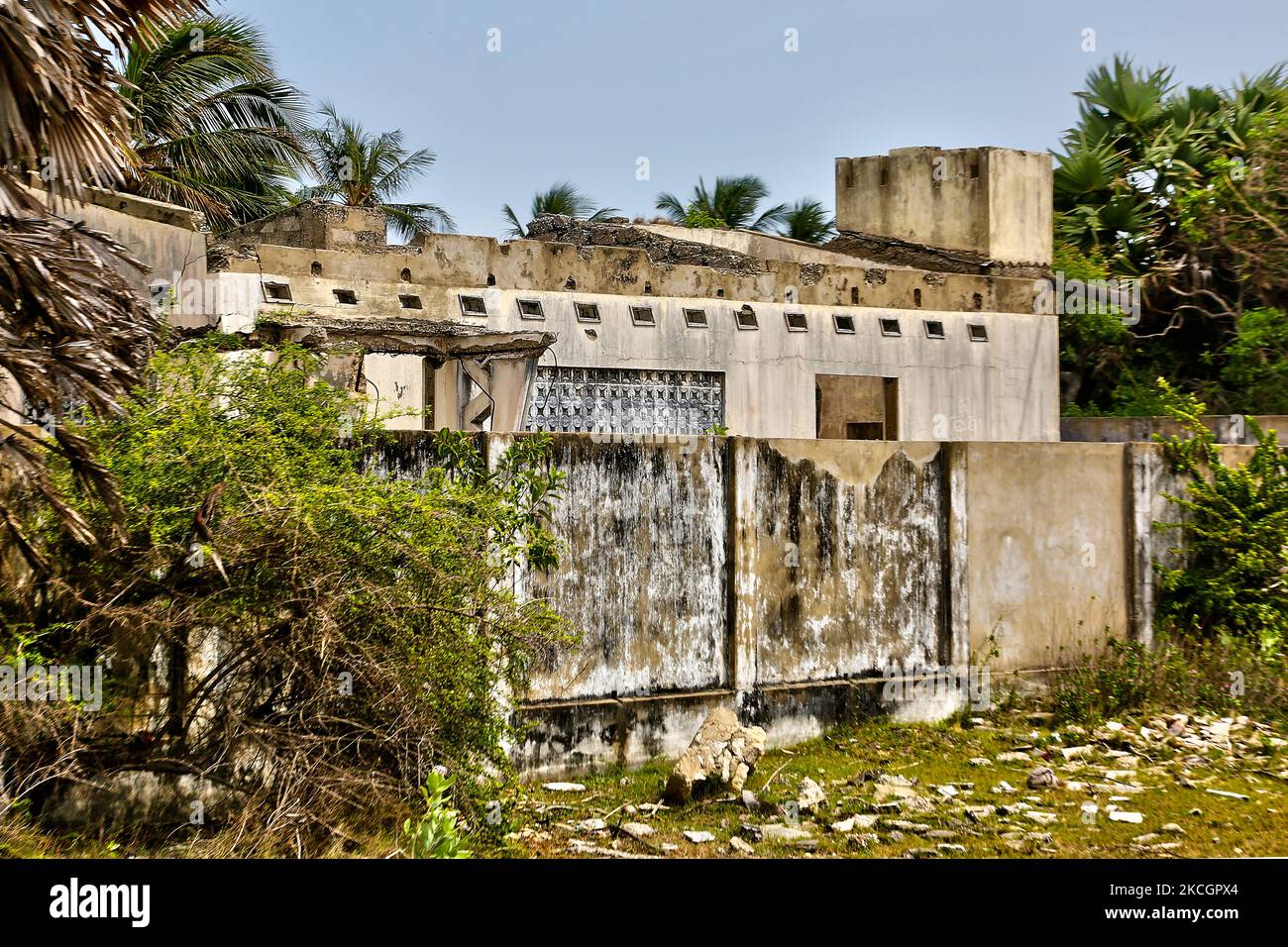 Überreste eines Wohnhauses, das während des Bürgerkrieges in Jaffna, Sri Lanka, zerstört wurde. Dies ist nur eine der vielen Erinnerungen an die tiefen Narben, die während des 26-jährigen Bürgerkrieges zwischen der srilankischen Armee und der LTTE (Liberation Tigers of Tamil Eelam) entstanden sind. Die Vereinten Nationen schätzen, dass während des Krieges etwa 40.000 Menschen getötet wurden. (Foto von Creative Touch Imaging Ltd./NurPhoto) Stockfoto