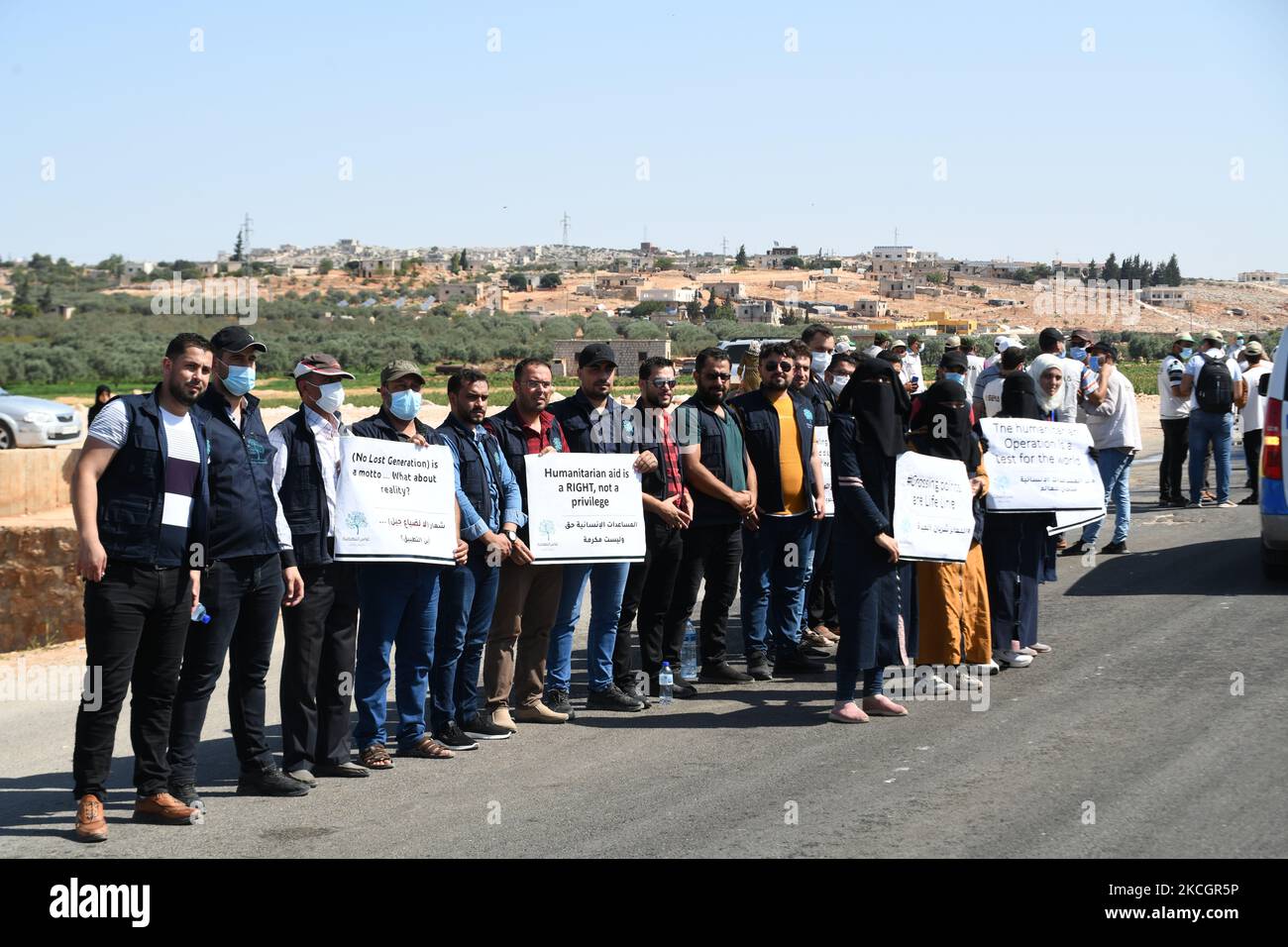 Proteste gegen die Einreise humanitärer Hilfe nach Syrien am 2. Juli 2021 in Idlib, Syrien. Eine Menschenkette wird von Arbeitnehmern aus der Zivilgesellschaft, der humanitären Hilfe, Und die medizinischen und Rettungsdienste forderten in einer Mahnwache die Aufrechterhaltung einer UN-Resolution, die den Übergang von humanitärer Hilfe in den von Rebellen gehaltenen Nordwesten von Syrien, Idlib, den Grenzübergang Bab al-Hawa mit nahe Bab al-Hawa entlang der Autobahn, die es mit der Stadt Idlib verbindet, genehmigt. Der UN-Sicherheitsrat befindet sich in der Phase der Abstimmung über einen Entwurf zur Verlängerung des Mechanismus für grenzüberschreitende Hilfshilfen, der aus Angst vor einem russischen Veto besteht, sagte Russland mir Stockfoto