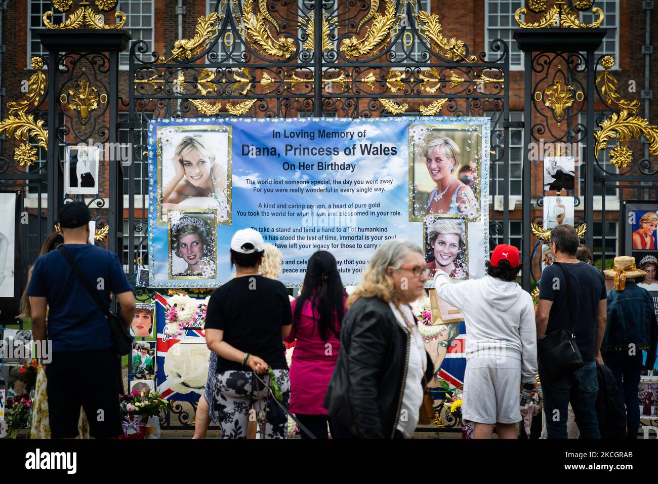 Königliche Fans versammeln sich am 1.. Juli 2021 zu Ehren von Prinzessin Diana im Kensington Palace, London, Großbritannien. (Foto von Tejas Sandhu/MI News/NurPhoto) Stockfoto