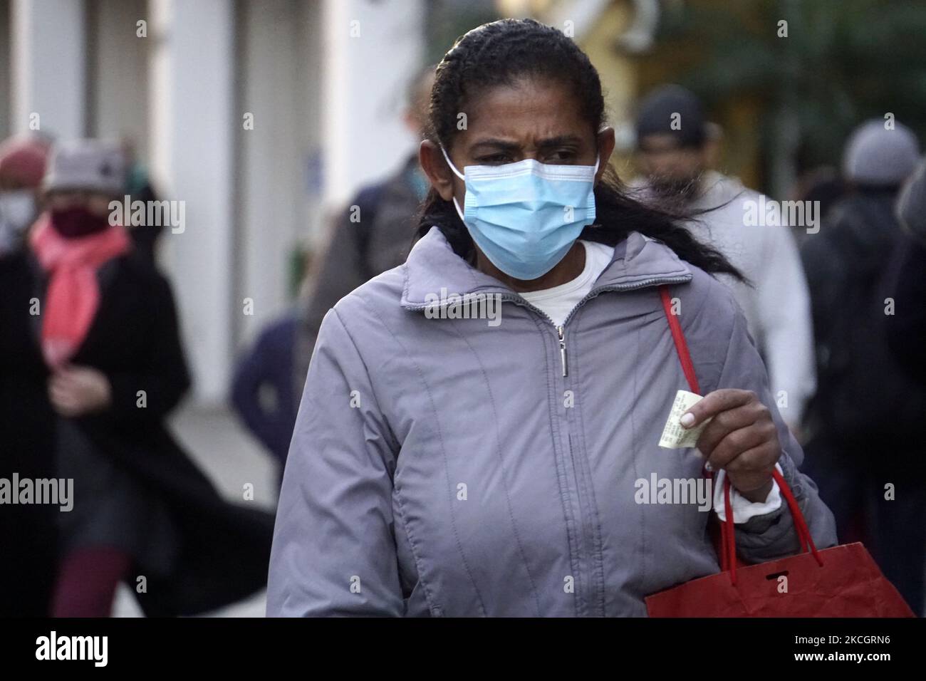Fußgänger sind am 2. Juli 2021 in Sao Paulo, Brasilien, einer schweren Erkältung ausgesetzt. (Foto von Cris FAGA/NurPhoto) Stockfoto