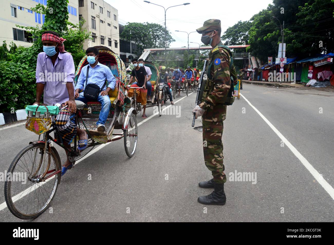 Während der strikten Covid-19-Coronavirus-Sperre in Dhaka, Bangladesch, am 3. Juli 2021 patrouilliert das bangladeschische Armeepersonal auf der Straße an einem Kontrollpunkt. Die Behörden Bangladeschs verhängten eine Woche lang die landesweite Sperre, die aufgrund der zunehmenden Coronavirus-Infektionen und der Todesfälle durch Coronavirus im Land immer häufiger durchgeführt wurde. (Foto von Mamunur Rashid/NurPhoto) Stockfoto