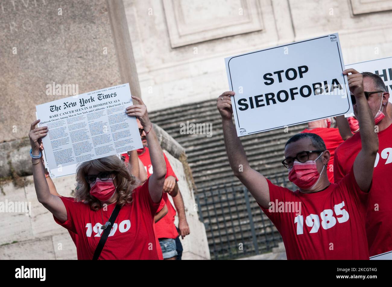 Der Verein LGBT Plus Rome auf der Piazza dell'Esquilino mit dem Flashmob ''40 Jahre HIV'', der anlässlich des vierzigsten Jahrestages der Veröffentlichung des Artikels der New York Times mit dem Titel ''seltener Krebs bei 41 Homosexuellen'' am 03. Juli 2021 in Rom, Italien, organisiert wurde. (Foto von Andrea Ronchini/NurPhoto) Stockfoto