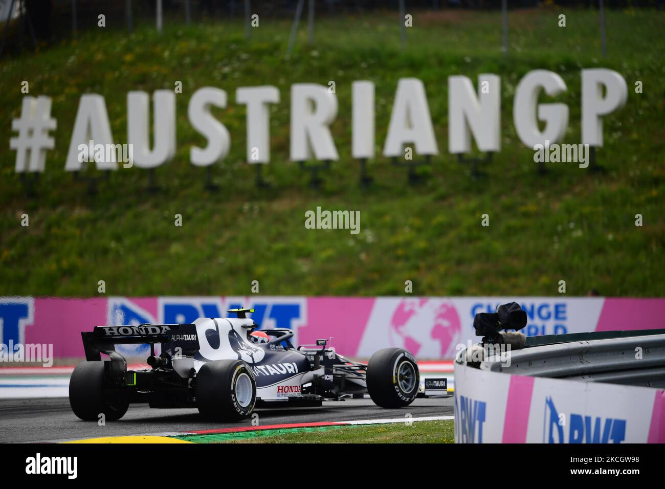 Pierre Gasly von der Scuderia Alpha Tauri Honda fährt seinen AT02-er-Einsitzer während des Grand Prix von Österreich, 9. Runde der Formel-1-Weltmeisterschaft im Red Bull Ring in Spielberg, Steiermark, Österreich, 4. Juli 2021 (Foto: Andrea Diodato/NurPhoto) Stockfoto